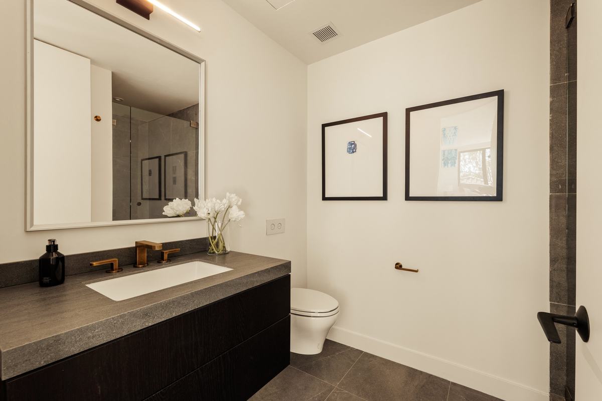 917 Hilldale Avenue, West Hollywood, CA 90069: Bath
