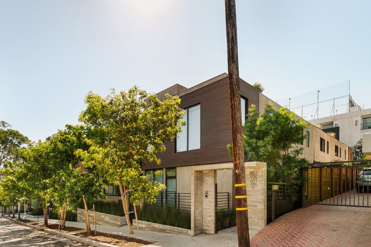 917 Hilldale Avenue, West Hollywood, CA 90069: Gated entry along a planted walkway
