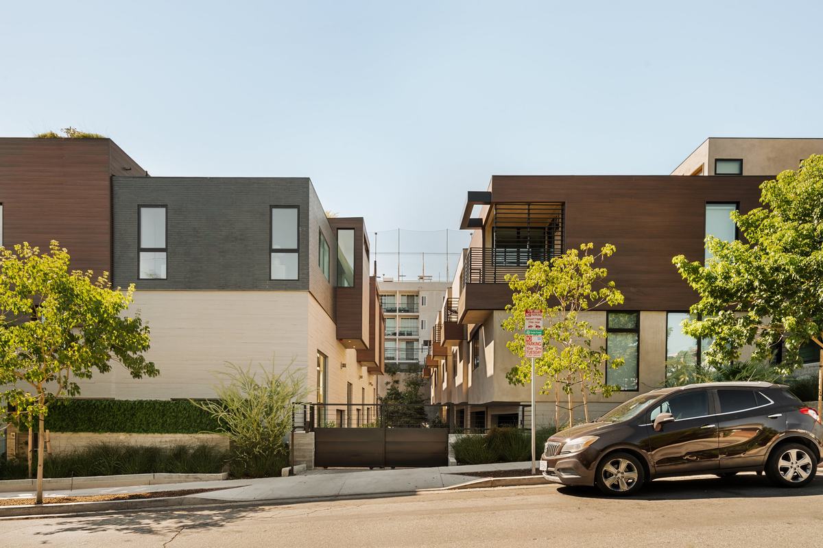 917 Hilldale Avenue, West Hollywood, CA 90069: The residences from the street