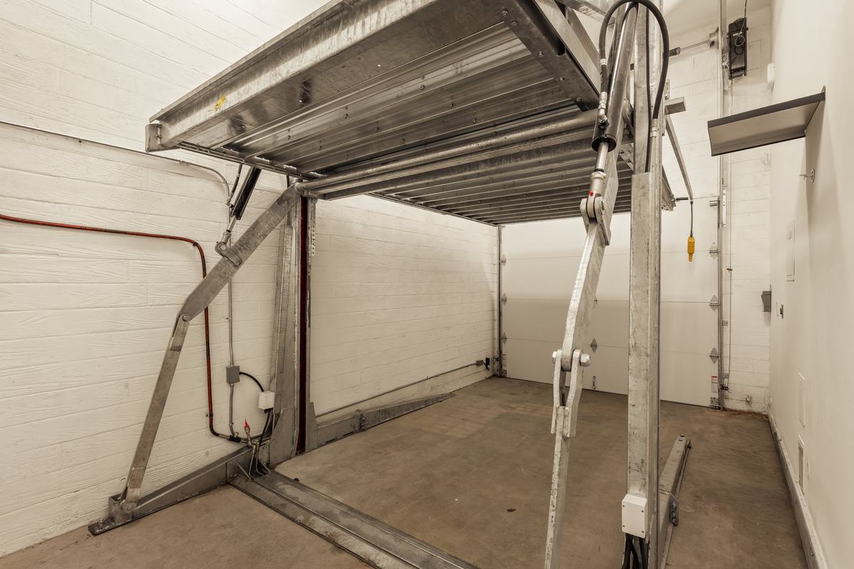 917 Hilldale Avenue, West Hollywood, CA 90069: Garage with car lift