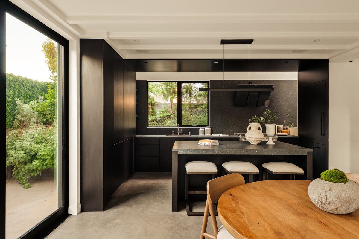 917 Hilldale Avenue, West Hollywood, CA 90069: Kitchen facing the courtyard