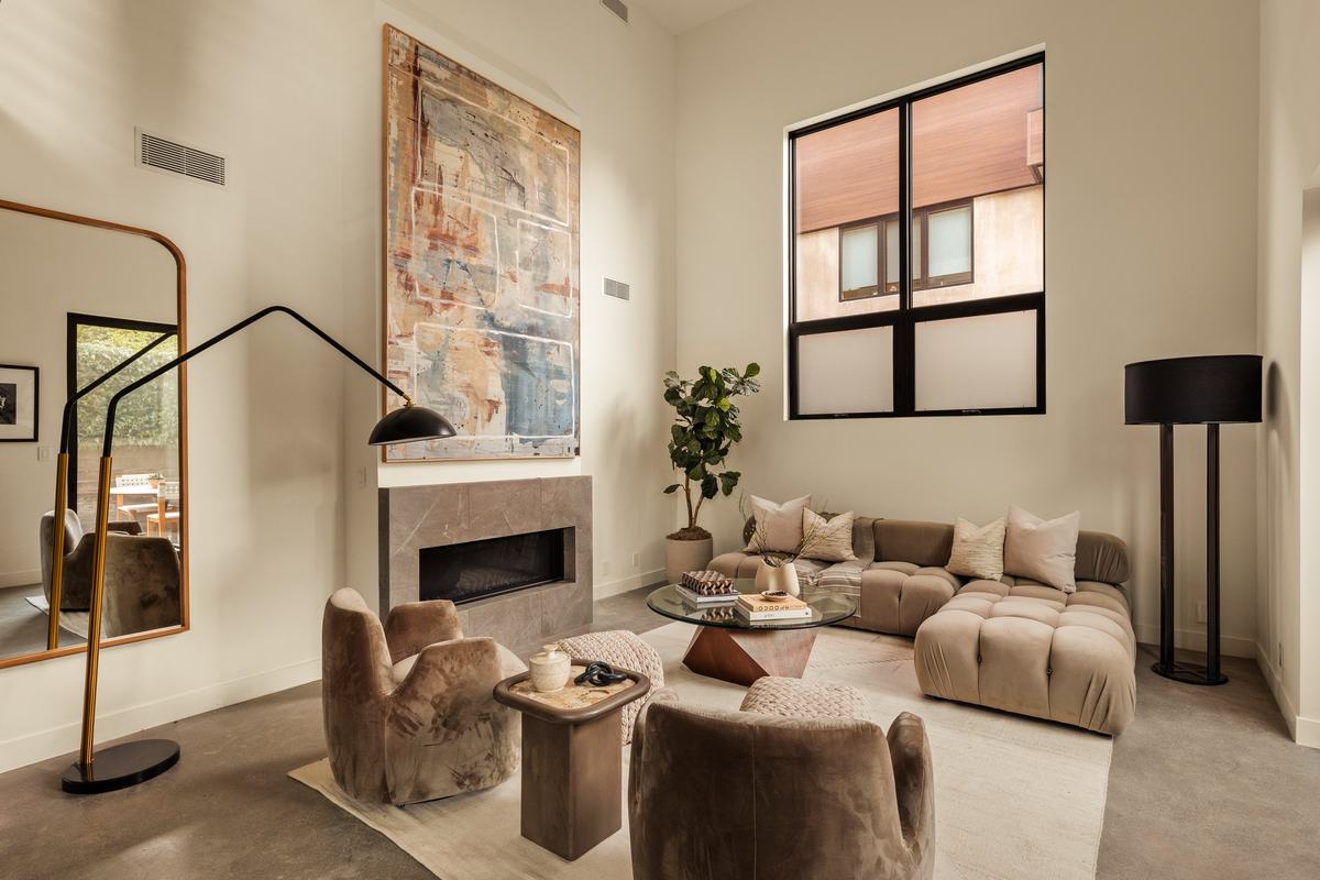 917 Hilldale Avenue, West Hollywood, CA 90069: Living room seating