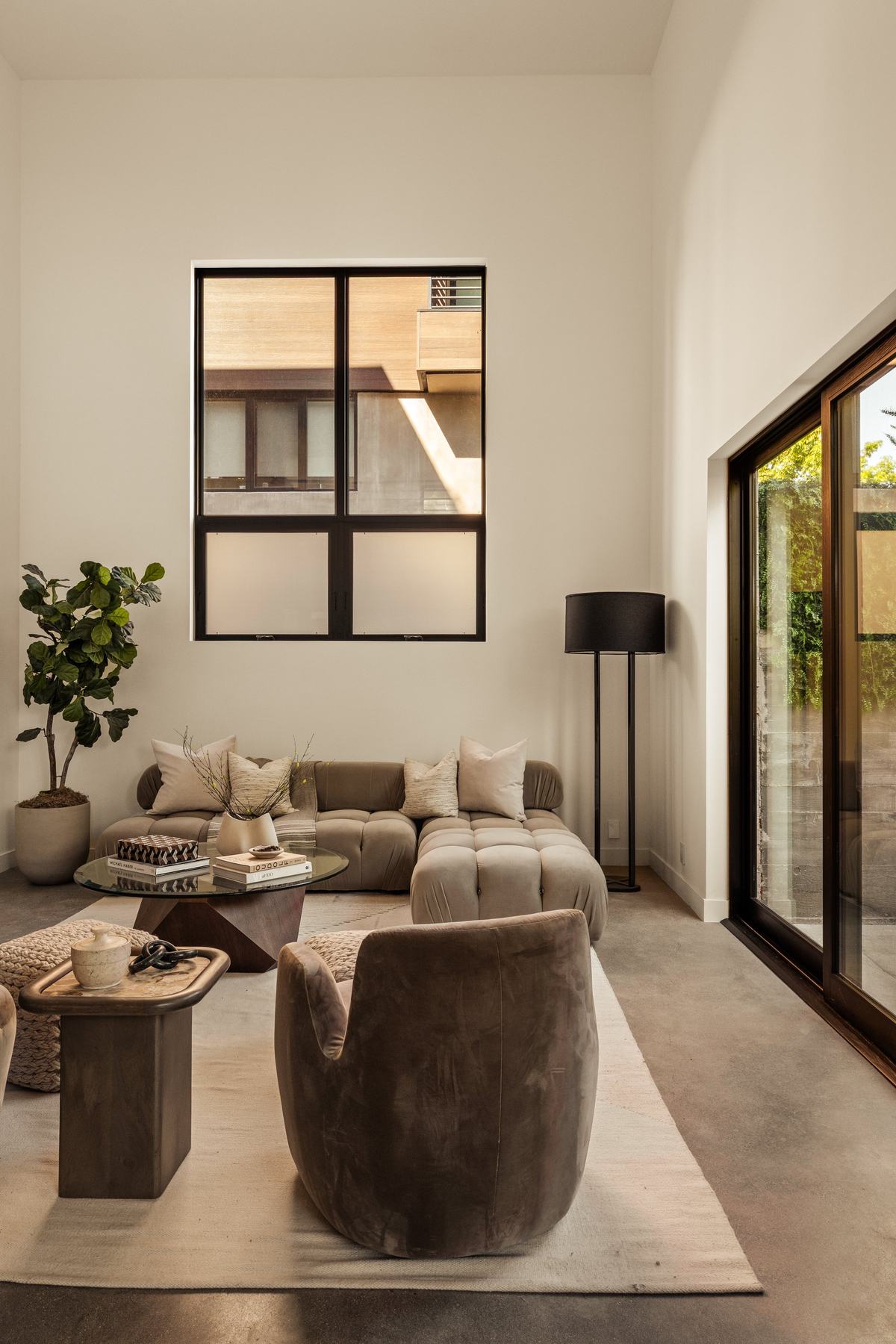 917 Hilldale Avenue, West Hollywood, CA 90069: Living room windows