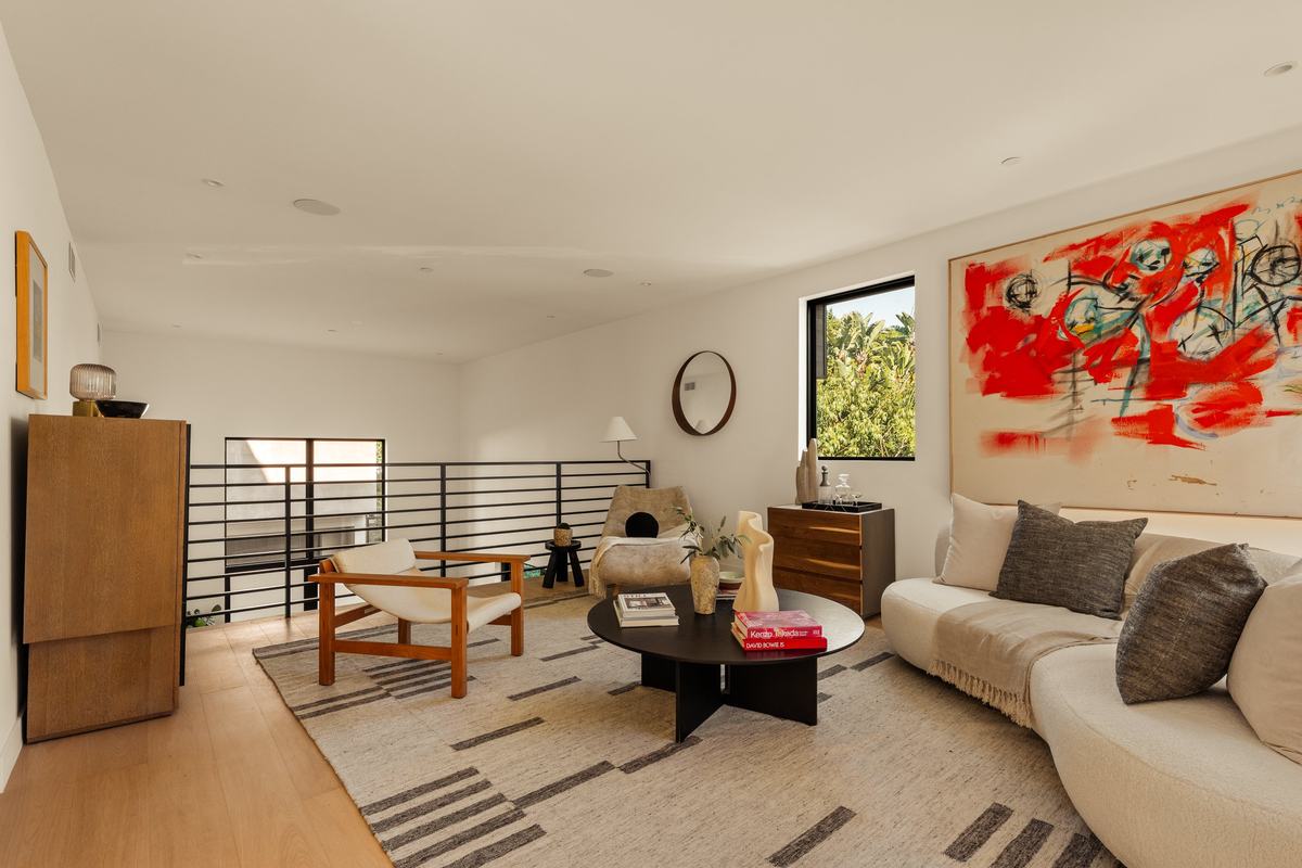 917 Hilldale Avenue, West Hollywood, CA 90069: Mezzanine lounge