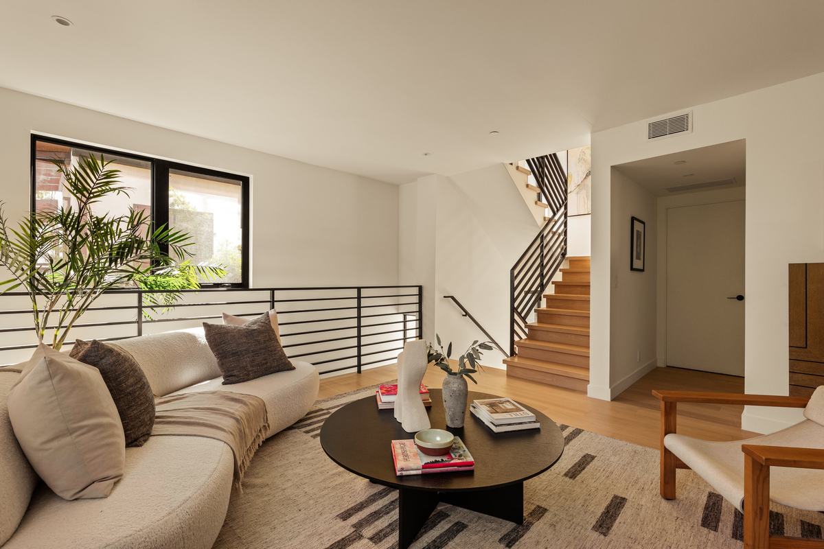 917 Hilldale Avenue, West Hollywood, CA 90069: Mezzanine lounge and stair