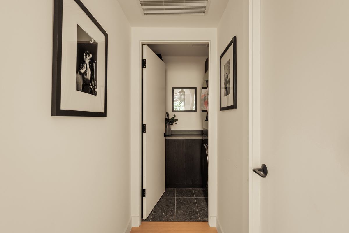 917 Hilldale Avenue, West Hollywood, CA 90069: Powder room