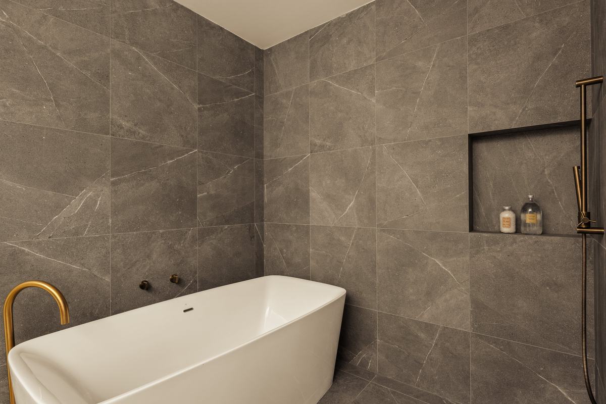 917 Hilldale Avenue, West Hollywood, CA 90069: Primary bath with freestanding tub