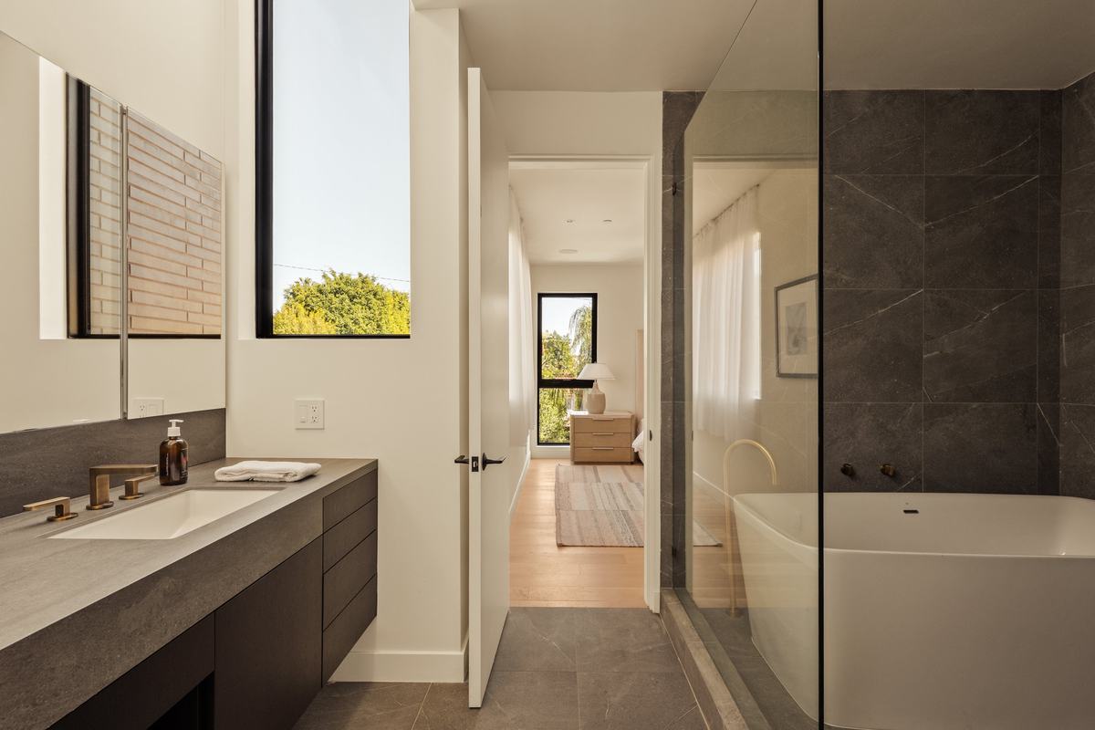 917 Hilldale Avenue, West Hollywood, CA 90069: Primary bath