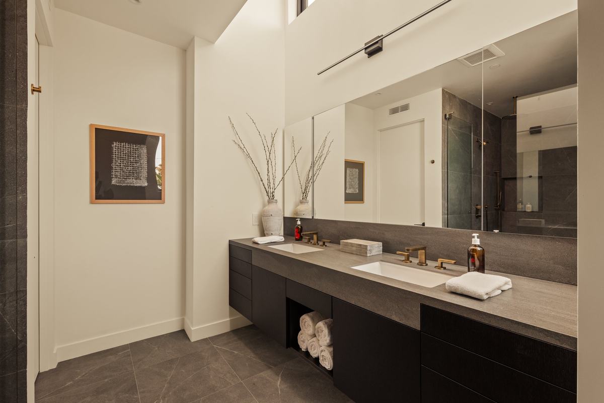 917 Hilldale Avenue, West Hollywood, CA 90069: Primary bath vanity