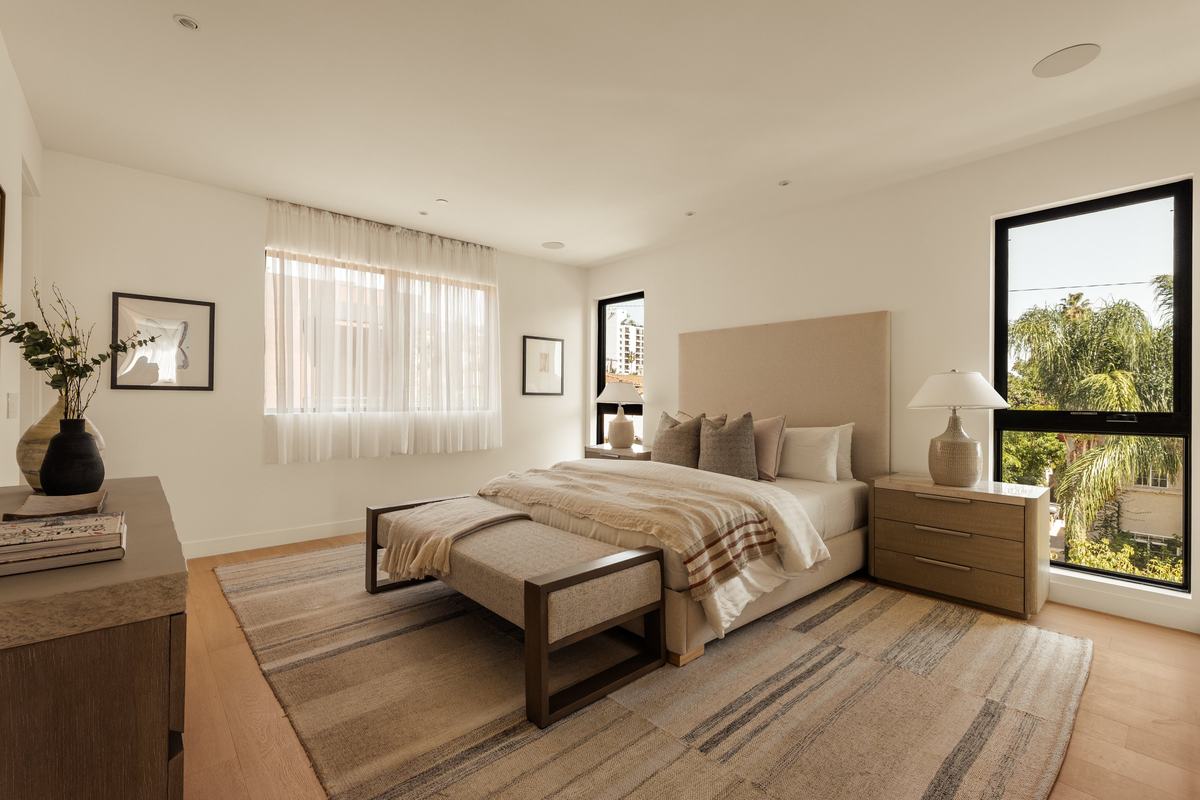 917 Hilldale Avenue, West Hollywood, CA 90069: Primary bedroom with seating