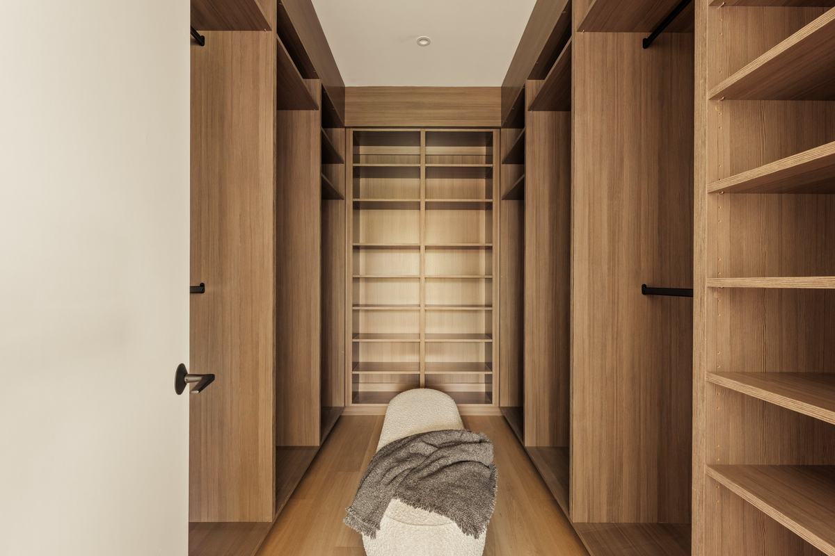 917 Hilldale Avenue, West Hollywood, CA 90069: Primary walk-in closet