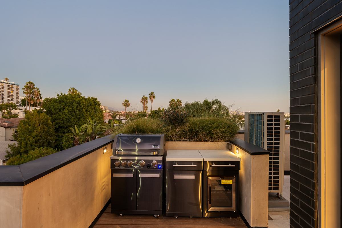 917 Hilldale Avenue, West Hollywood, CA 90069: Roof deck at dusk