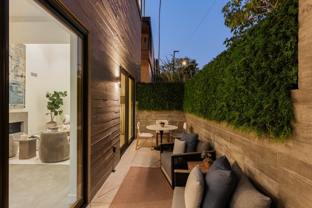 917 Hilldale Avenue, West Hollywood, CA 90069: Side courtyard with planted wall