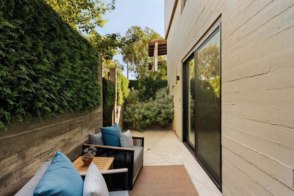 917 Hilldale Avenue, West Hollywood, CA 90069: Side courtyard seating