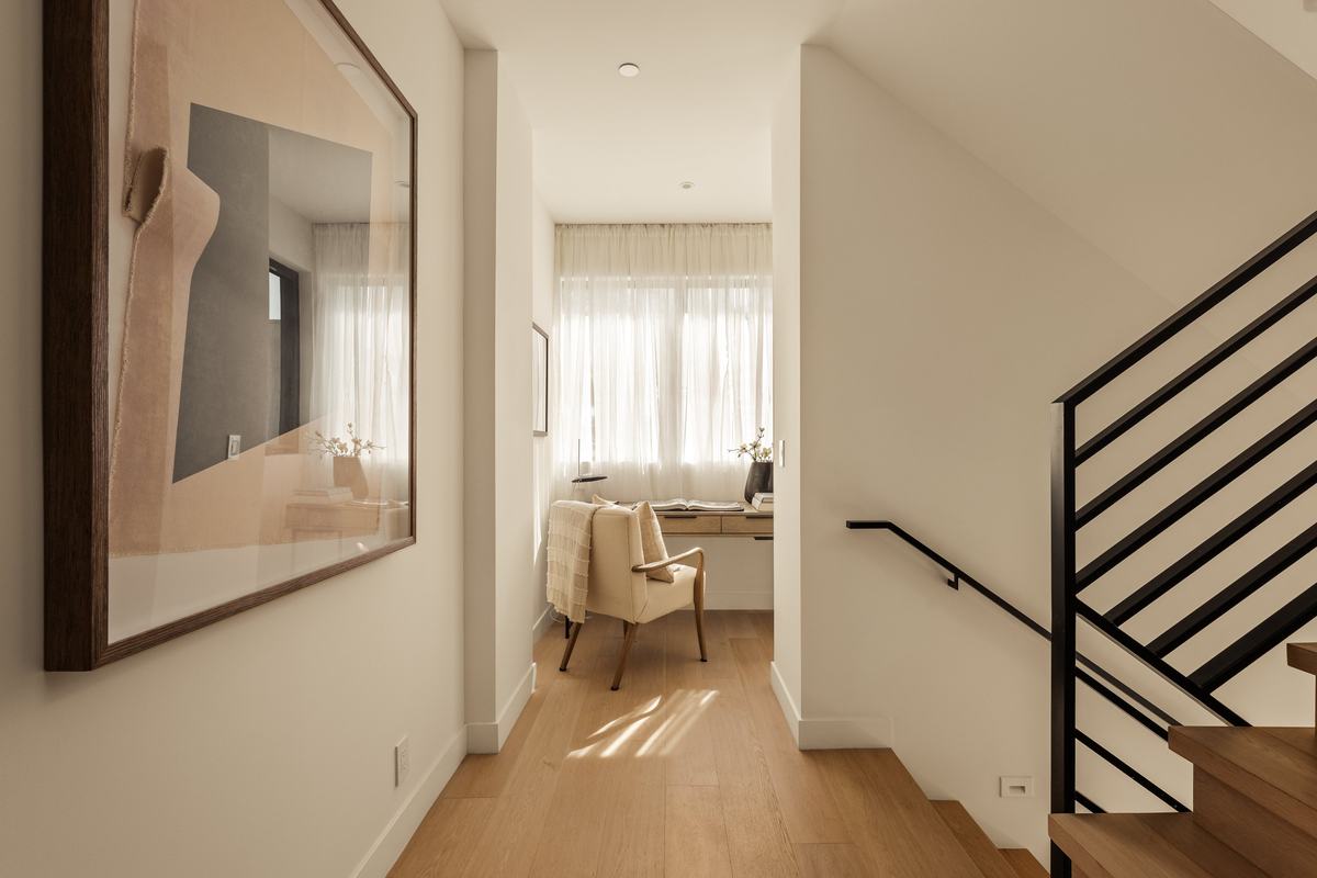 917 Hilldale Avenue, West Hollywood, CA 90069: Stair hall