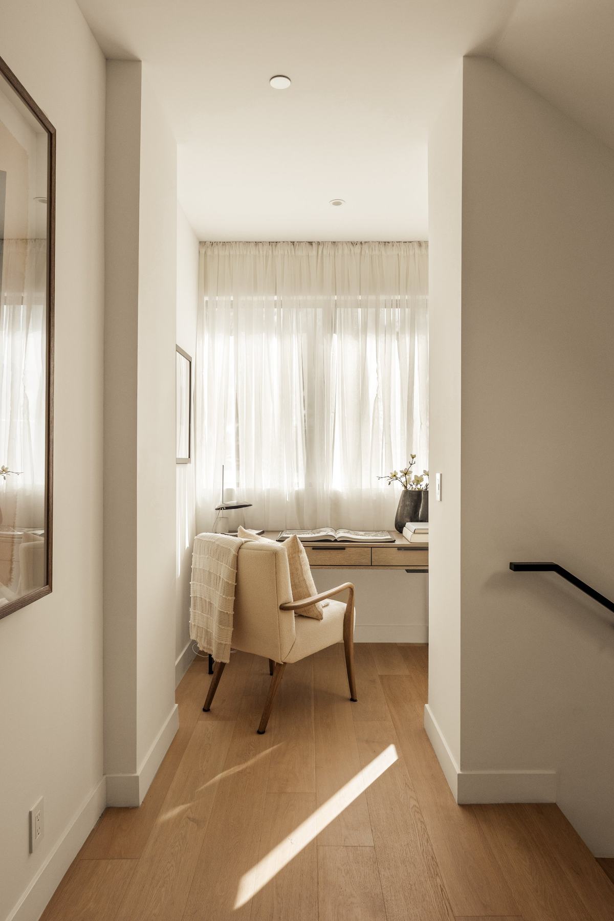 917 Hilldale Avenue, West Hollywood, CA 90069: Upper hall