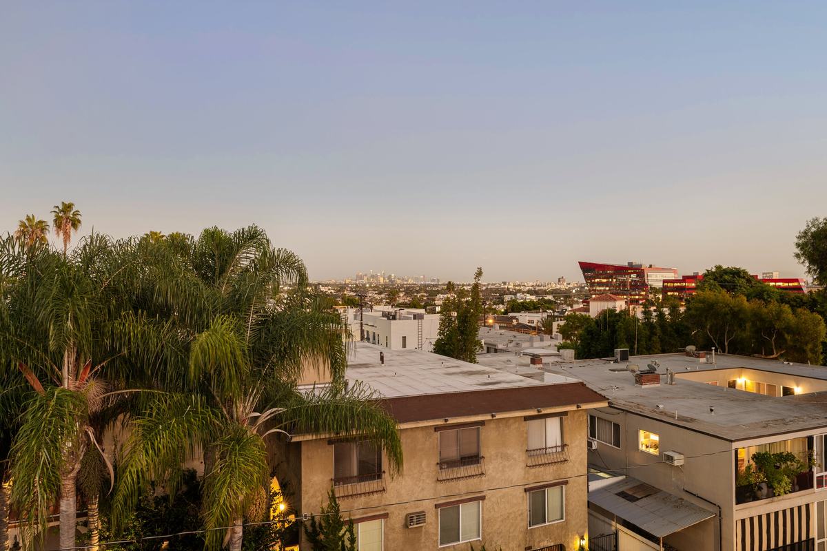 917 Hilldale Avenue, West Hollywood, CA 90069: West Hollywood at dusk